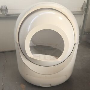 Automatic Self-Cleaning Litter Box in White